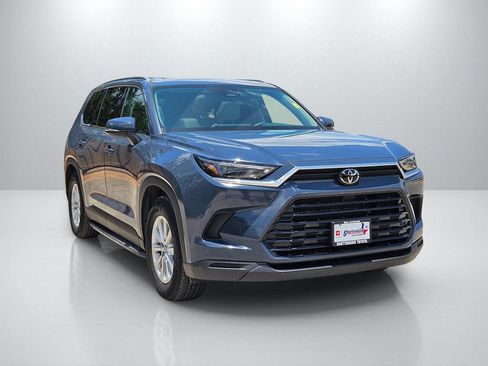 Used 2024 Toyota Grand Highlander XLE FWD image 3