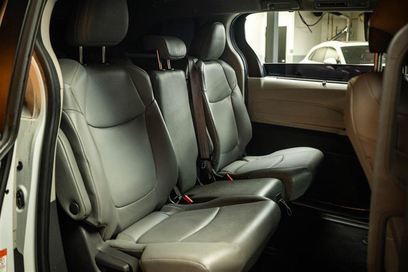 Used 2021 Toyota Sienna XLE w/ XLE Plus Package FWD image 13