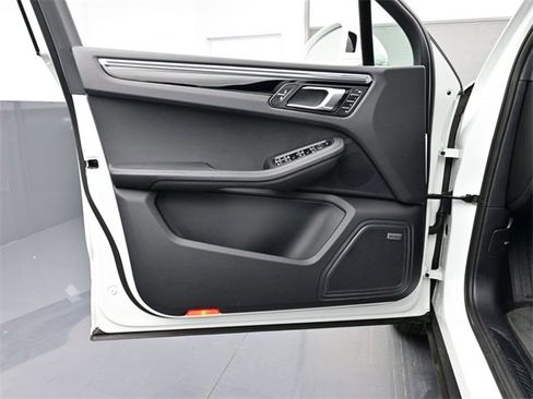 Used 2024 Porsche Macan image 7