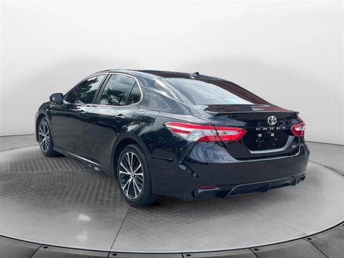 Used 2020 Toyota Camry SE image 3