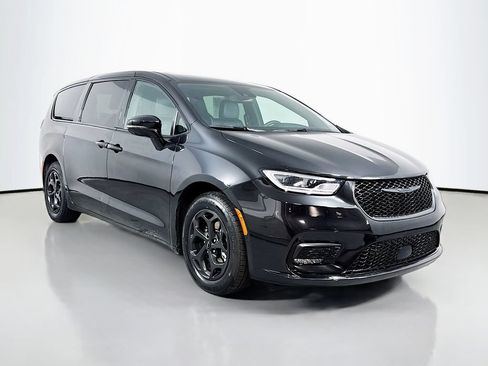 Used 2022 Chrysler Pacifica Limited w/ S Appearance Package FWD image 4