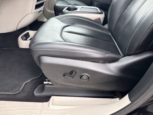 Used 2024 Chrysler Pacifica Touring-L FWD image 13