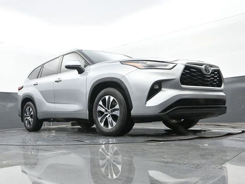 Used 2024 Toyota Highlander XLE FWD image 27