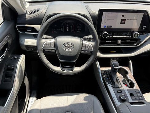 Used 2024 Toyota Highlander Limited AWD/4WD image 4