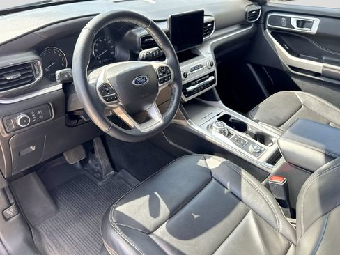 Used 2022 Ford Explorer XLT w/ Equipment Group 202A AWD/4WD image 2