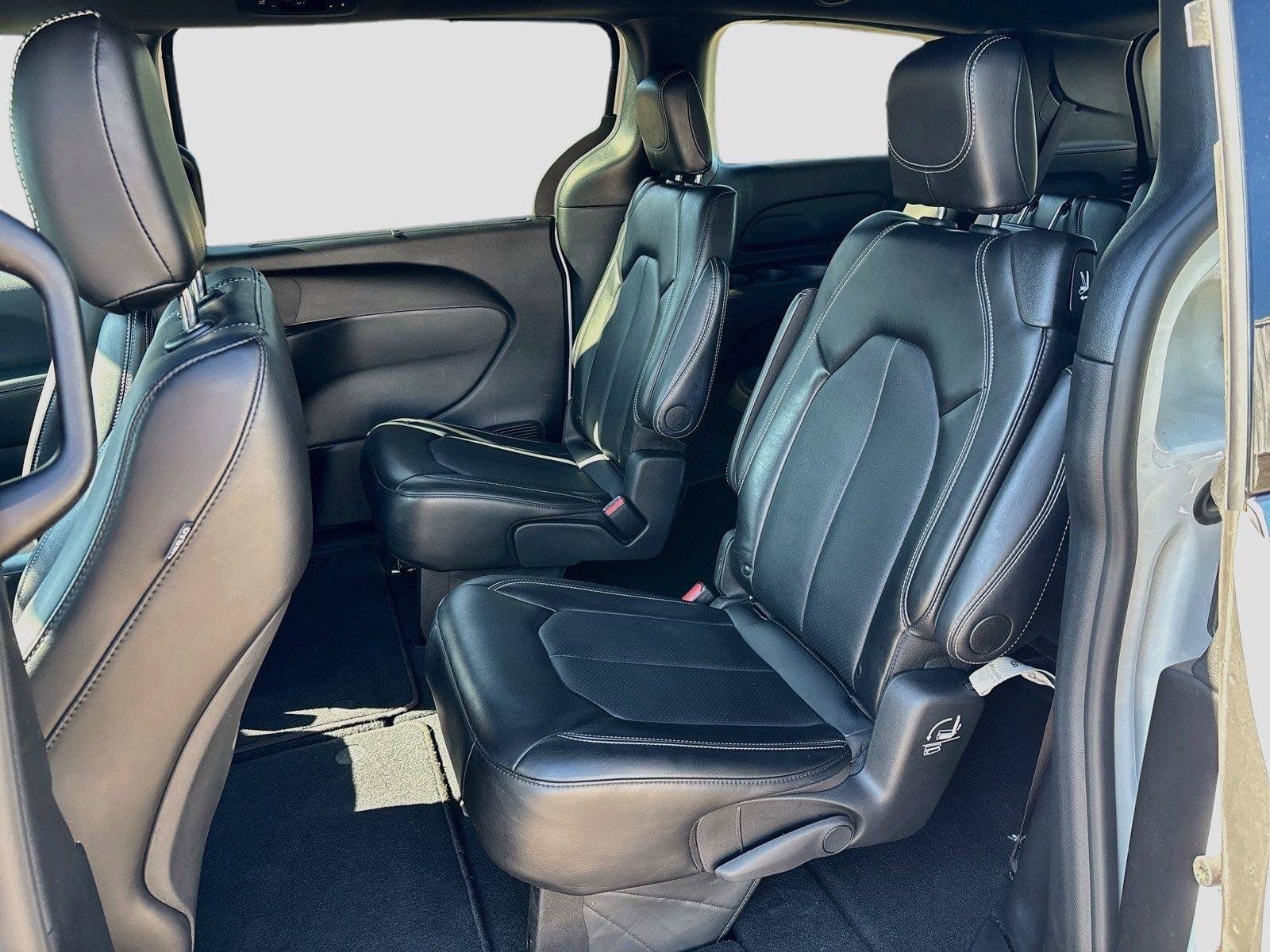 Certified 2025 Chrysler Pacifica Select FWD image 11