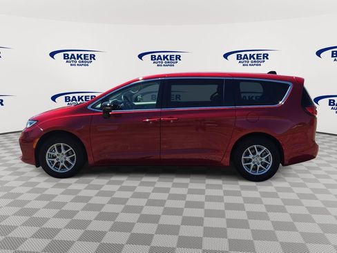Used 2024 Chrysler Pacifica Touring-L FWD image 7