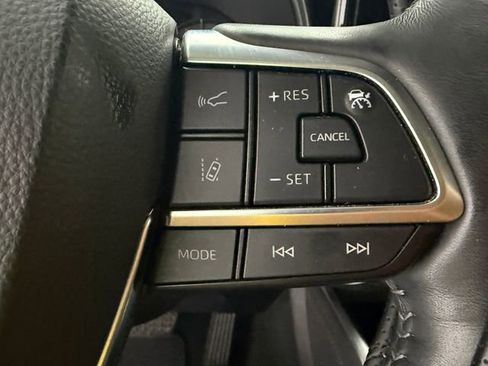 Used 2021 Toyota Highlander Limited FWD image 11