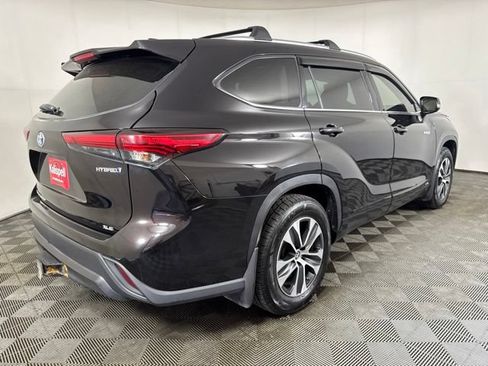 Used 2021 Toyota Highlander XLE AWD/4WD image 3