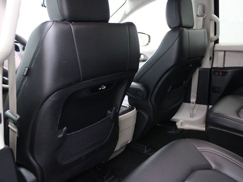 Used 2024 Chrysler Pacifica Limited FWD image 16