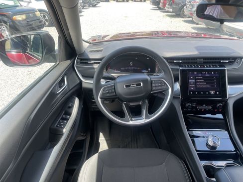 Used 2023 Jeep Grand Cherokee Laredo AWD/4WD image 11
