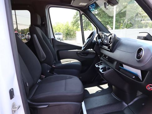 Used 2025 Mercedes-Benz Sprinter 2500 image 32
