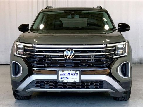 Used 2024 Volkswagen Atlas Peak Edition SE image 2