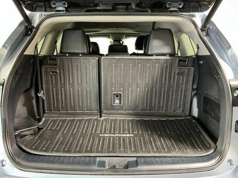 Used 2021 Toyota Highlander XLE AWD/4WD image 28