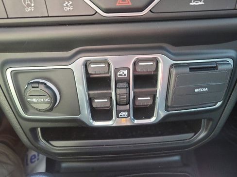 Used 2023 Jeep Gladiator Sport AWD/4WD image 16