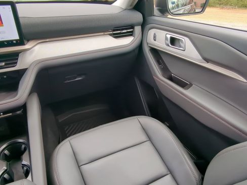 Used 2025 Ford Explorer Active w/ Active Comfort Package image 15