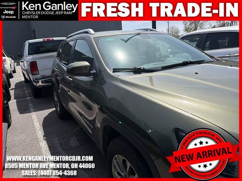 Used 2019 Jeep Cherokee Latitude Plus w/ Cold Weather Group AWD/4WD image 12