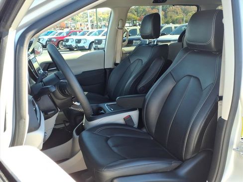 Used 2024 Chrysler Pacifica Touring-L image 4