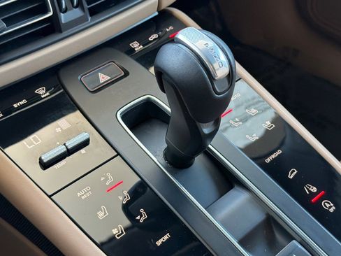 Certified 2022 Porsche Macan AWD/4WD image 22