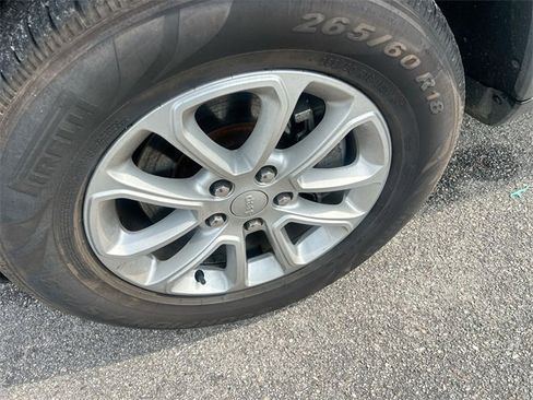 Used 2021 Jeep Grand Cherokee Laredo image 14