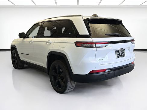 Used 2023 Jeep Grand Cherokee Altitude image 6