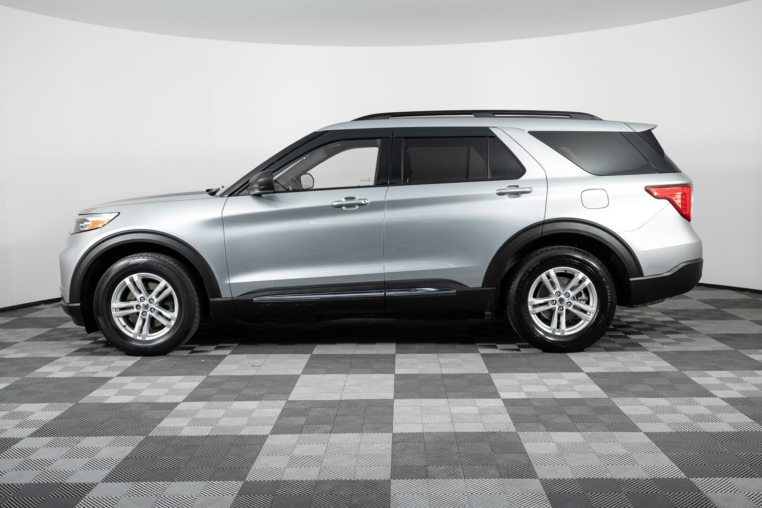 Used 2020 Ford Explorer XLT w/ Equipment Group 202A AWD/4WD image 3