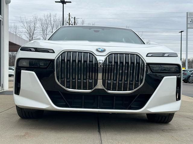 Used 2023 BMW 760i xDrive AWD/4WD image 2