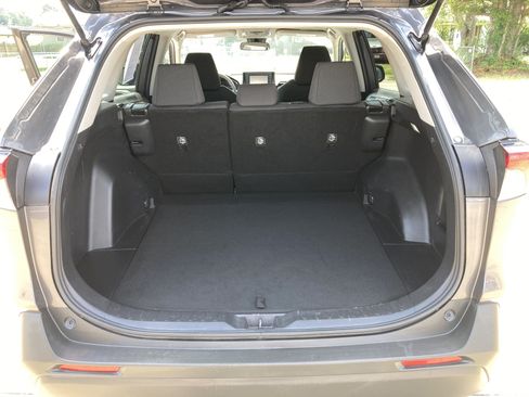 Used 2022 Toyota RAV4 LE FWD image 16