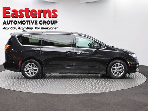 Used 2023 Chrysler Pacifica Touring-L FWD image 4