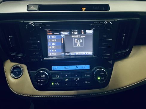 Used 2017 Toyota RAV4 XLE AWD/4WD image 33