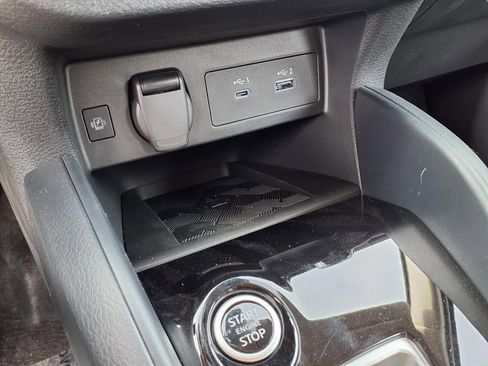 New 2025 Nissan Versa SR w/ Trunk Package FWD image 8