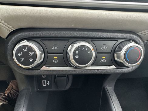 Used 2020 Nissan Versa SV image 10