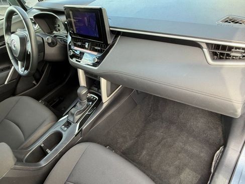 Used 2025 Toyota Corolla Cross LE image 31