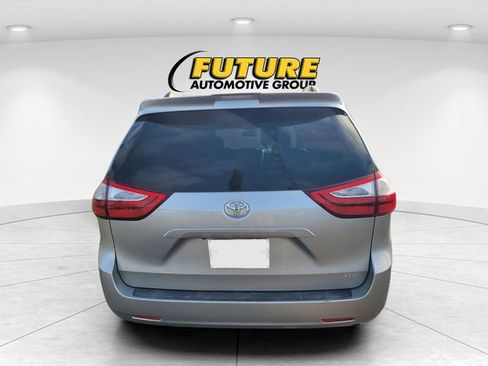 Used 2019 Toyota Sienna XLE FWD image 4