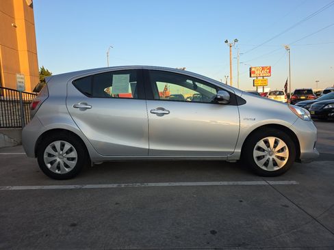 Used 2014 Toyota Prius C One image 4