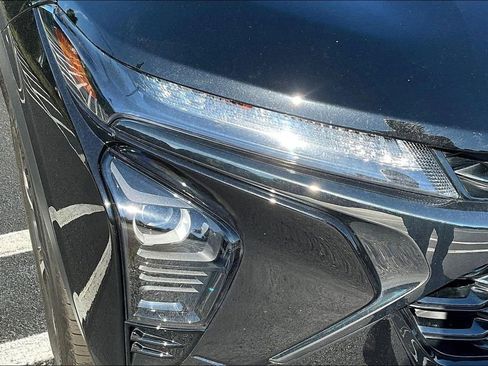 Used 2024 Chevrolet Trax RS w/ Sunroof Package FWD image 28