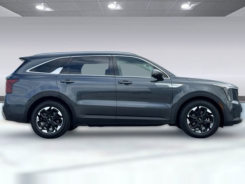 Used 2024 Kia Sorento S image 2