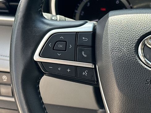 Used 2024 Toyota Highlander XLE AWD/4WD image 17