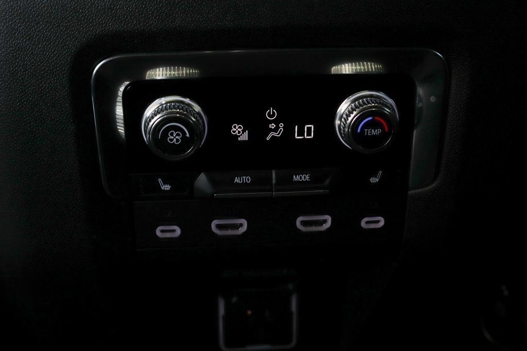 Used 2024 GMC Yukon AT4 w/ Technology Package AWD/4WD image 47
