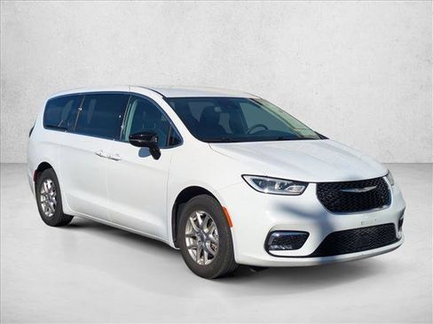 Used 2024 Chrysler Pacifica Touring-L image 3
