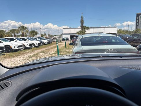 Used 2025 Kia Soul LX w/ LX Technology Package FWD image 33