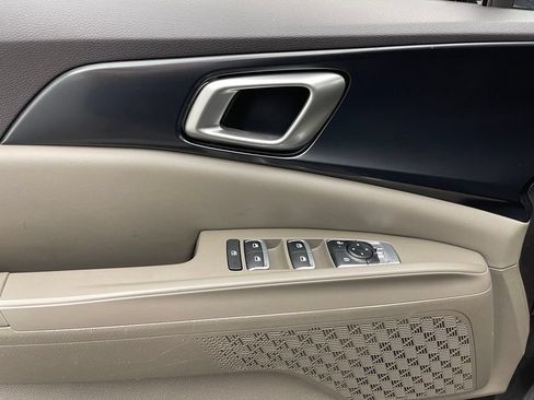 Used 2025 Kia Carnival FWD image 16