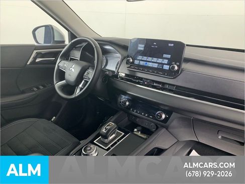 Used 2024 Mitsubishi Outlander SE image 37