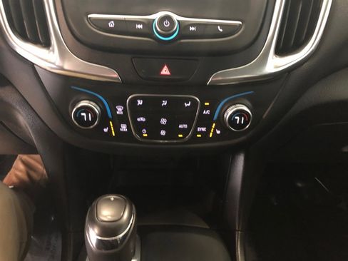 Used 2019 Chevrolet Equinox LT image 16