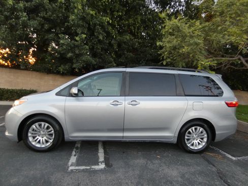 Used 2015 Toyota Sienna XLE image 13