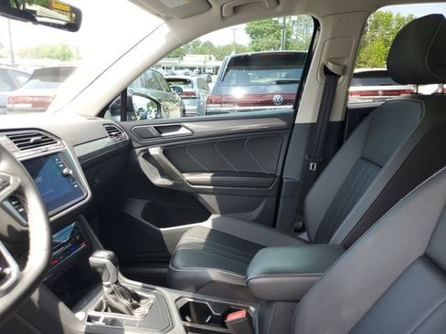Certified 2024 Volkswagen Tiguan SE w/ Panoramic Sunroof Package FWD image 17