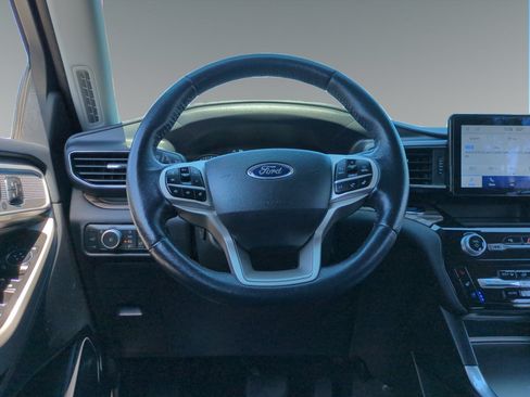 Used 2022 Ford Explorer Limited w/ Equipment Group 301A AWD/4WD image 12