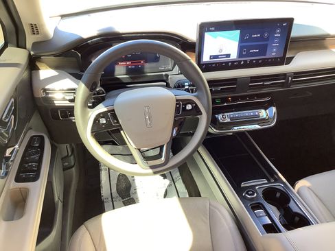 Used 2023 Lincoln Corsair Reserve AWD/4WD image 12