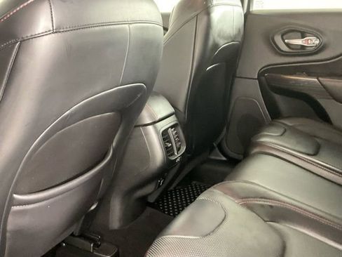 Used 2017 Jeep Cherokee Trailhawk image 13