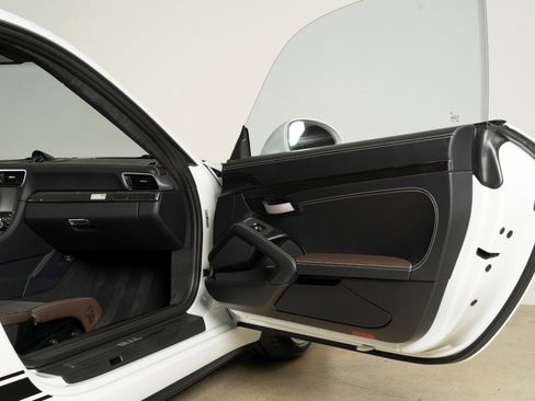 Used 2016 Porsche 911 R image 40